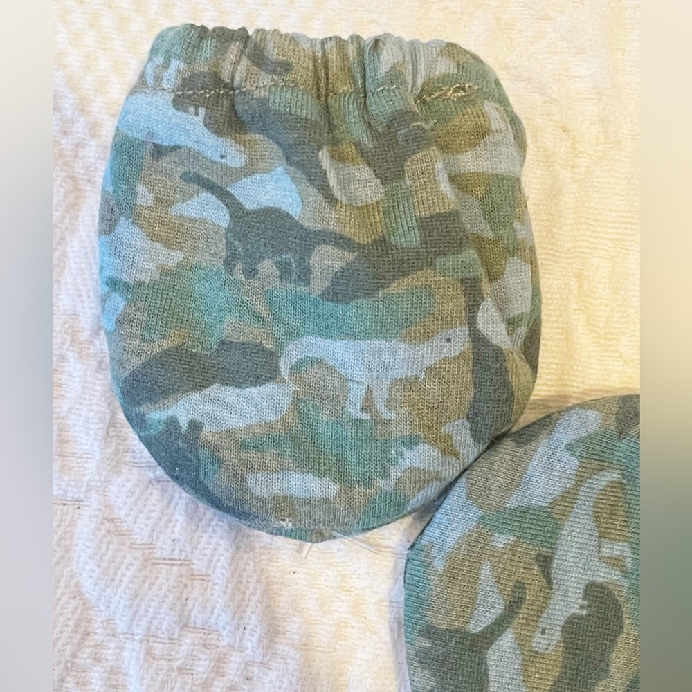 🔴 3 for $15 Child of Mine Dinosaur Camo Newborn Baby Mittens